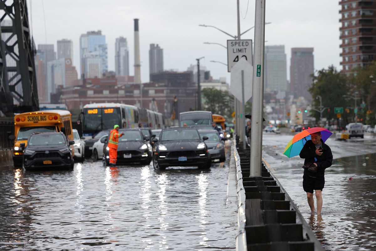 Проливни дъждове наводниха метрото в Ню Йорк (Снимки)