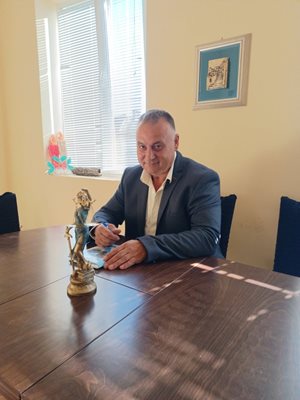 Кметът на Тлачене Тошко Сашов  в кабинета си