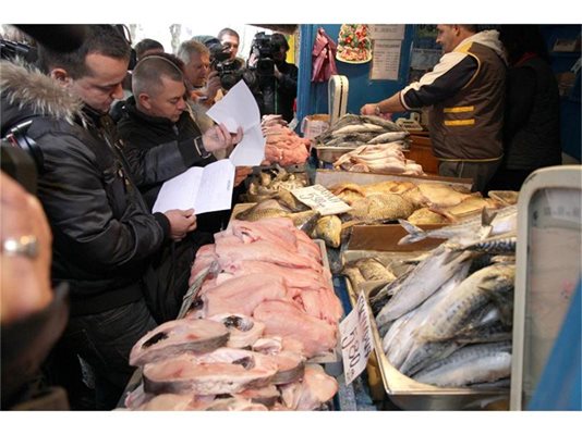 Над 60 обекта за продажба на риба ще бъдат проверени в София за Никулден
Снимка: Пиер Петров