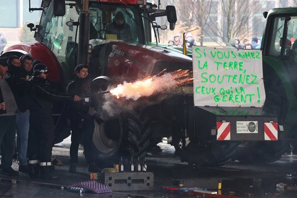 Протестиращите фермери пробиха полицейските заграждения в Брюксел (Видео, снимки)