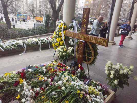Трети ден българите оставят цветя на гроба на патриарх Неофит
Снимка: Георги Кюрпанов - Генк