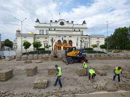 Така изглеждаше първият ремонт на площада с жълтите павета пред Народното събрание.
СНИМКА: НИКОЛАЙ ЛИТОВ
