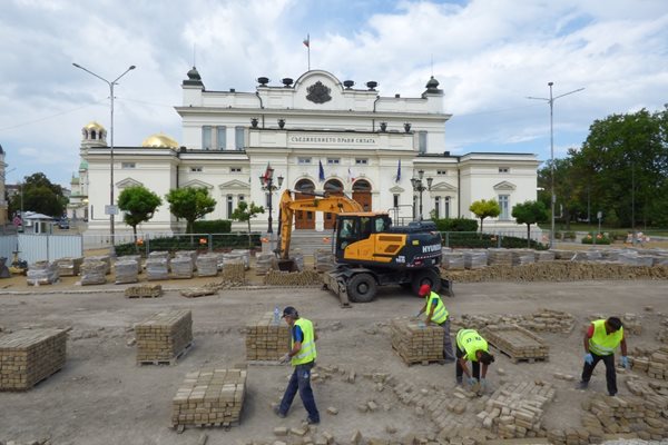 Така изглеждаше първият ремонт на площада с жълтите павета пред Народното събрание.
СНИМКА: НИКОЛАЙ ЛИТОВ