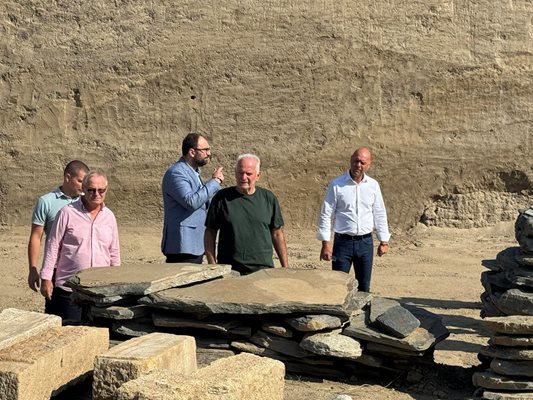 Археологът доцент Костадин Кисьов (в средата) разказа на кмета Костадин Димитров (вдясно) за находките в Голямата могила.