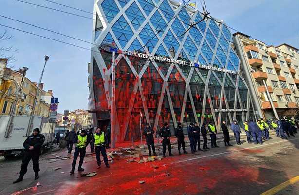 Сградата на ЕК е потрошена и омазана