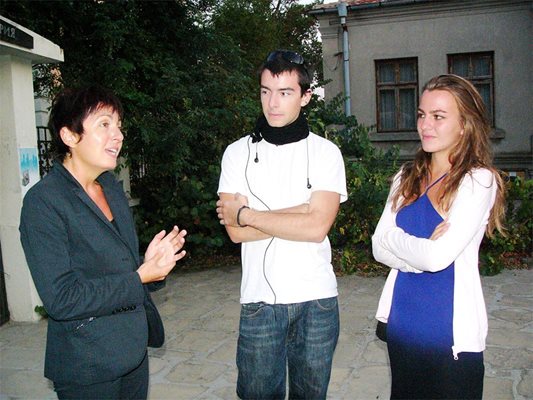Авторката с двете си деца - Мина и Лило, на представянето на неин роман в Созопол
