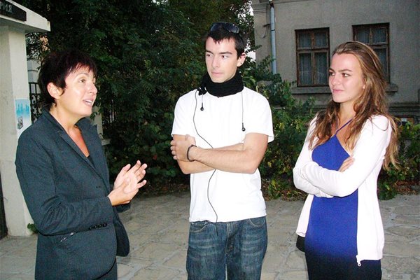Авторката с двете си деца - Мина и Лило, на представянето на неин роман в Созопол