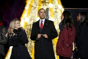 Обама запали светлините на националната елха: Бъдете братя и сестри (галерия+видео)