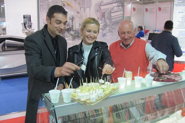 През ноември Недко Митев лично посрещаше посетителите на щанда на фирмата си на изложенията “Светът на млякото” и “Месомания”, които искаха да опитат натуралните млечни и месни продукти от Овчарово.