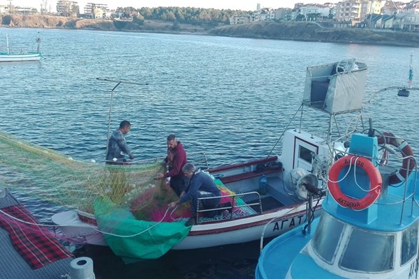 Ахтополски рибари се радват на първите пасажи с паламуд. Снимки:Авторът