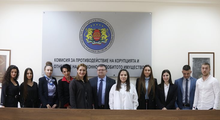 Председателят на комисията Сотир Цацаров и студентите в предпоследния ден от стажа им в КПКОНПИ.

