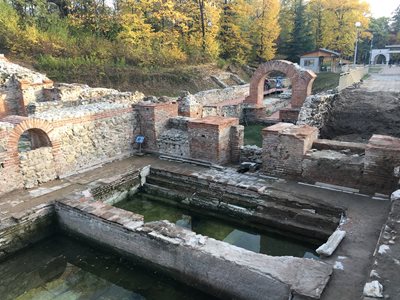 Басейните в разкритите римски терми в Хисаря и сега са пълни с минерална вода. СНИМКА: Радко Паунов