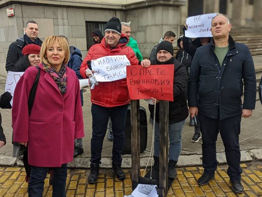 Мая Манолова, Георги Кадиев и активисти на "Левицата!" проведоха акция под надслов "Да гилотинираме банковите такси и лихви".
СНИМКИ: Левицата!