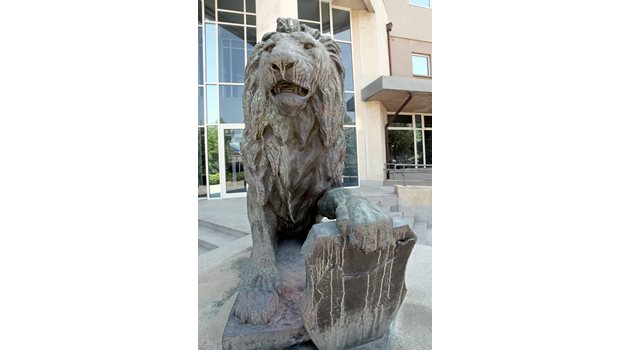 Автор на лъвската фигура, част от разрушения мемориал, е Михаил Михайлов. СНИМКИ: РУМЯНА ТОНЕВА