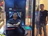 Мол забавлява мъжете с ретро видео игри (Видео)