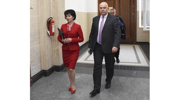 Един от прокурорите, които ще поддържат обвинението в спецсъда, е шефът на спецпрокуратурата Иван Гешев. До него е говорителят на главния прокурор Румяна Арнаудова.