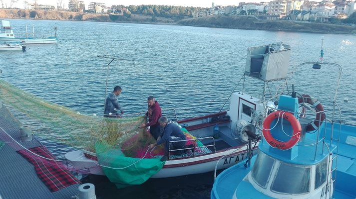 Ахтополски рибари се радват на първите пасажи с паламуд. Снимки:Авторът