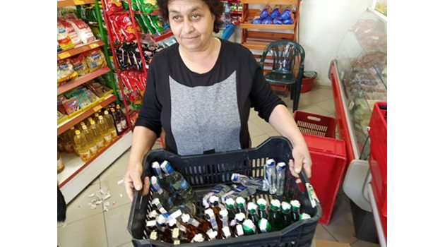 Продавачката Василка показва патрончетата с алкохол, които са били задигнати.
