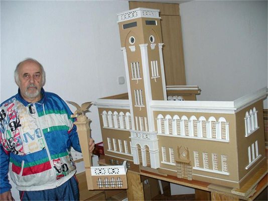 Пенсионер строи пощата на Стара Загора от картон
