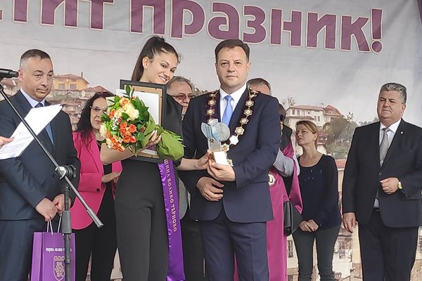 Даниел Панов връчи наградата "24 май" на най-успешната зрелостничка Йоана Иванова