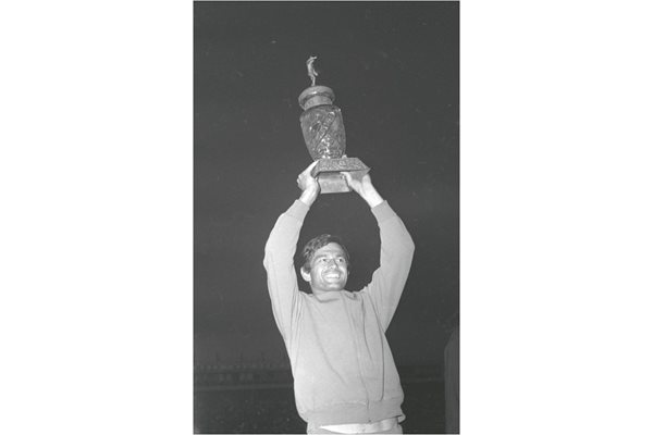 Гунди с шампионската купа през 1970 г.