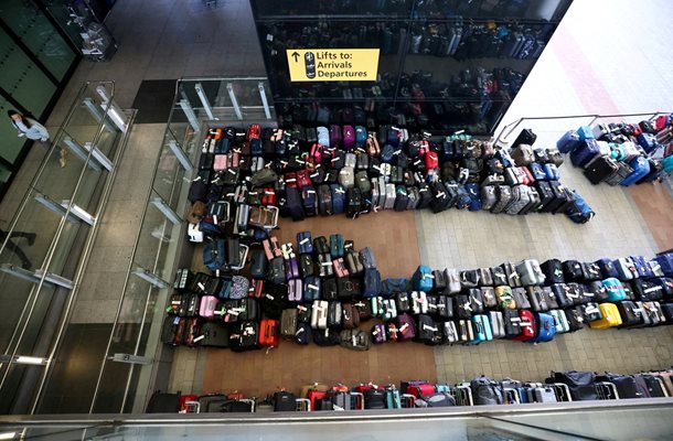 Вече няма никаква гаранция, че пътникът и багажът му ще пристигнат едновременно в една и съща държава. Летищата са препълнени с куфари, които няма кой да разпредели.
СНИМКИ: РОЙТЕРС