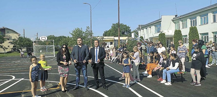 Кметът Атанас Балкански (вдясно на снимката) открива новата спортна площадка в СУ „Христо Ботев“ в Съединение.