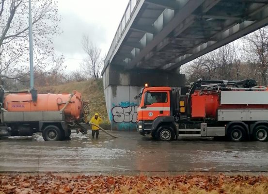 Екипи отводняват "Голямоконарско шосе". Снимка: Община Пловдив