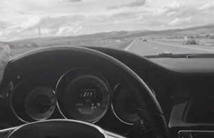 Жена "шофира" полулегнала в колата си с над 200 км/ч по магистрала (Видео)