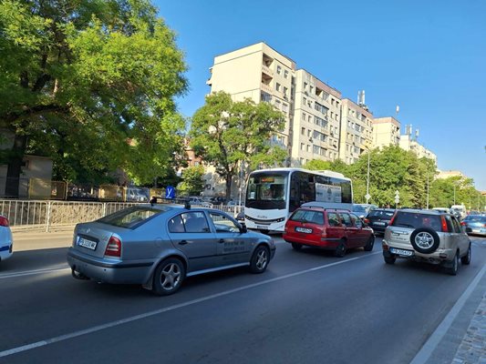 По "Даме Груев" са пренасочени и повече градски автобуси.