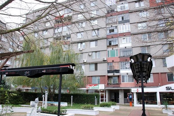 Блок 1, вход Б в бургаския комплекс Славейков, където е живял турският консул и е извършено убийството.
СНИМКИ: ЕЛЕНА ФОТЕВА