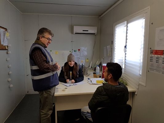 Служител на европейския офис помага при интервюирането на бежанци в Гърция.