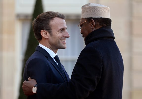 Френският президент Макрон с Идрис Деби в Елисейския дворец
