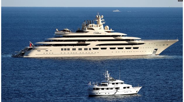 На борда на яхтата има басейн и две вертолетни площадки. Усманов ползва под наем луксозната лодка, която струва към 600 милиона евро.