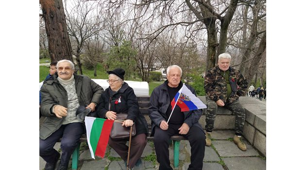 Хората носеха руското знаме наравно с българското.