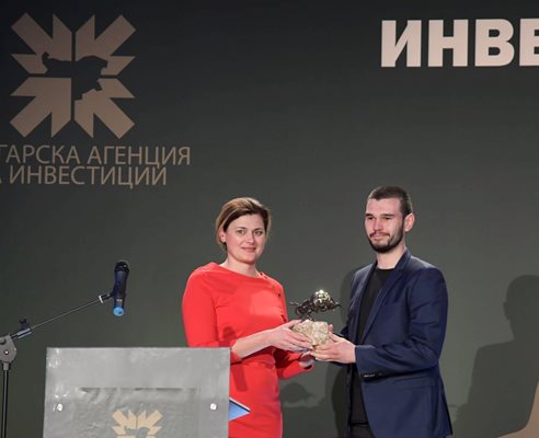 Виктор Данчев, технически директор на "ЕндуроСат", взе наградата си от зам.-министъра на иновациите Карина Ангелиева