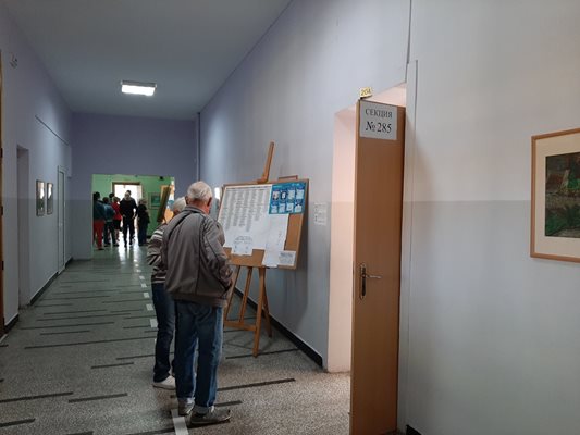 Изборите в Бургас: Едва 7,41 % активност към 11 ч.