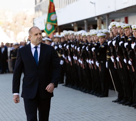 Румен Радев по време на официалната церемония по посрещането на военния научноизследователски кораб „Св. Св. Кирил и Методий“
СНИМКА: Президентството