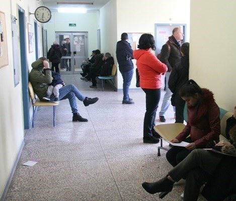 Пациенти чакат пред лекарски кабинети.


Снимка: Архив