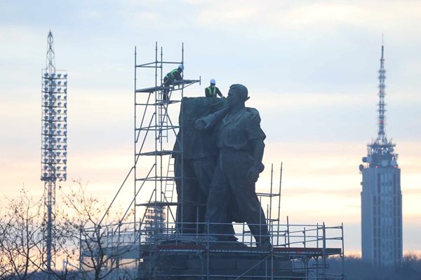 Продължава демонтажът на Паметника на съветската армия в центъра на София
Снимка: Николай Литов