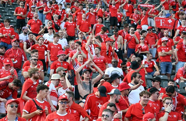 Les supporters suisses ont pris place dans le stade de Berlin.  Photo : Reuters