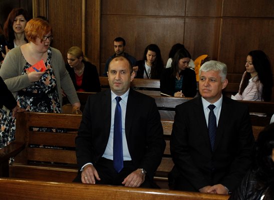 Rumen Radev and one of his most loyal associates, Dimitar Stoyanov, are waiting in a courtroom to testify against Nikolay Nenchev.  PHOTO: 