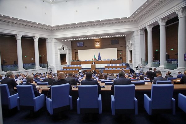 Първото заседание на новия парламент ще бъде възобновено днес в 11:00 часа