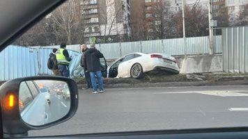 Кола се метна в изкоп на метрото в столицата