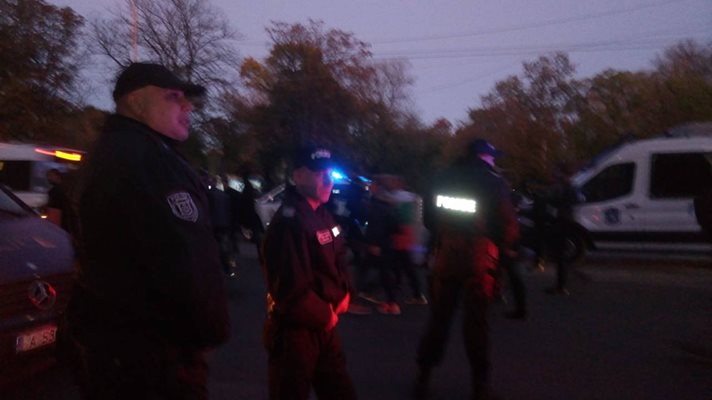 Десетки полицаи са изкарани навън, за да охраняват около протестиращите.