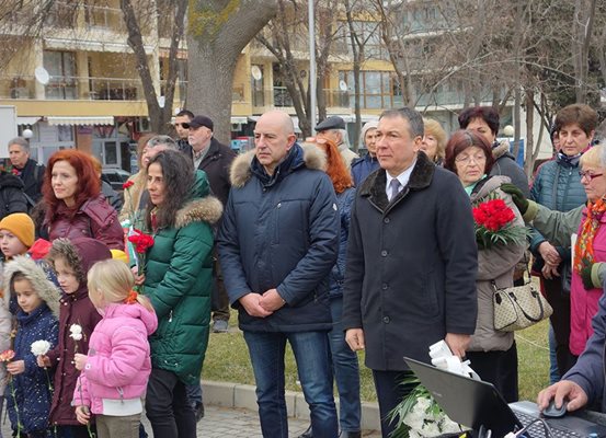 Кметът на Несебър Николой Димитров и председателят на Общинския съвет Румен Кулев почетоха паметта на Апостола със стотици граждани.
