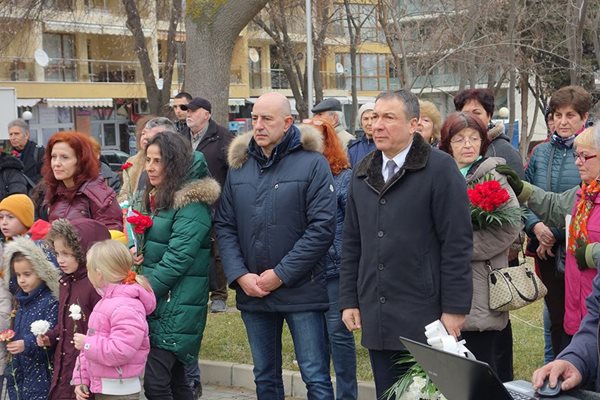 Кметът на Несебър Николой Димитров и председателят на Общинския съвет Румен Кулев почетоха паметта на Апостола със стотици граждани.