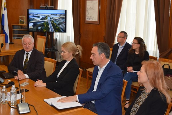 Кметът Димитър Николов и експертите от НКЖИ обсъдиха проекта за жп транспорт до летище Бургас.