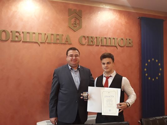 Кметът Генчо Генчев и дванайсетокласникът Лъчезар Богомилов