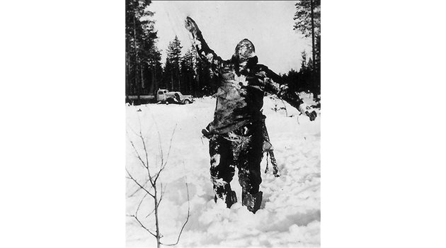 Изправен от финландците замръзнал съветски войник като предупреждение към нашествениците.